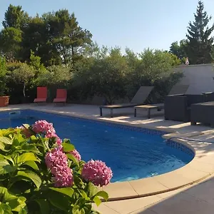 Hébergement de vacances Chaleureux Pour Deux Avec Jacuzzi, Graveson